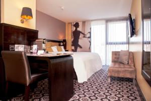 绍斯波特The Vincent Hotel的酒店客房配有一张床、一张桌子和一把椅子。