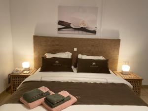 阿夫利赫姆新福克斯酒店的一间卧室配有一张床,上面有两条毛巾