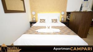 巴尼亚卢卡Apartman Campari的卧室配有一张白色大床