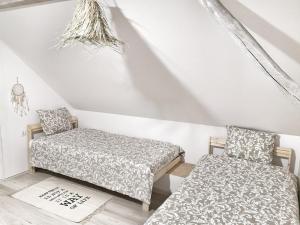 JankowiceLawenda i Bluszcz的一间卧室配有两张床和椅子