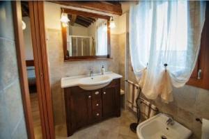 Bagnoli di SopraB&B Da Castello的一间带水槽和镜子的浴室