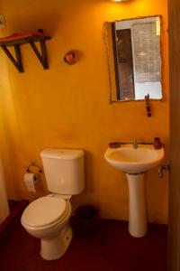 德尔迪阿布罗角Cabañas Bien al Este的一间带卫生间和水槽的浴室