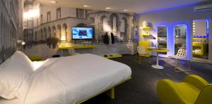 米兰The Street Milano Duomo | a Design Boutique Hotel的一间卧室配有一张床,墙上配有电视