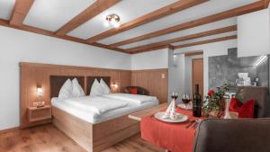 施特罗布尔豪斯里贾纳公寓式酒店的一间卧室配有一张大床和一张桌子
