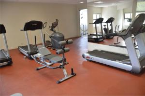 米拉贝尔酒店 的健身中心和/或健身设施