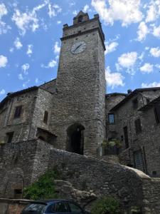PortariaCasa Nonna Velia的一座大型石头建筑,上面有钟楼
