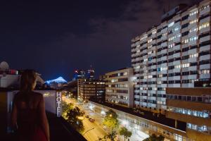 柏林阿尔珀上午波茨坦广场酒店的一位妇女晚上站在一座建筑物的顶端
