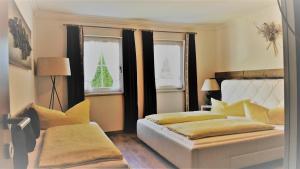 希帕赫蒂罗尔公寓的一间卧室设有两张床,窗户上有一棵圣诞树