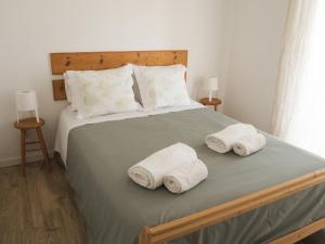 萨格里什Casa Boa Onda的一间卧室配有带毛巾的床