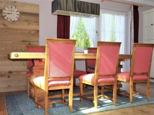 希帕赫蒂罗尔公寓的一间带木桌和椅子的用餐室