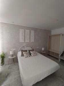 佩尼斯科拉Apartamento Laura的卧室配有带枕头的大型白色床