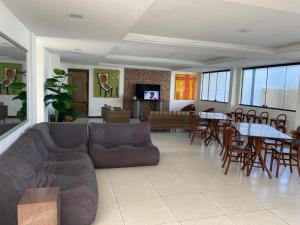 阿拉卡茹阿尔加斯马林哈斯酒店的客厅配有沙发和桌椅