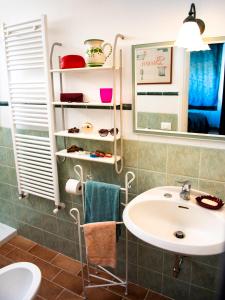 卡斯蒂里昂纳·德拉佩camerealmare的一间带水槽和镜子的浴室