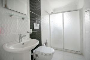 迪迪姆Antioch Apart Otel的浴室配有卫生间、盥洗盆和淋浴。