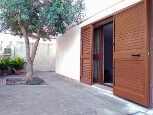 奥里斯塔诺Casa Liliana的一座木门和一棵树的房子