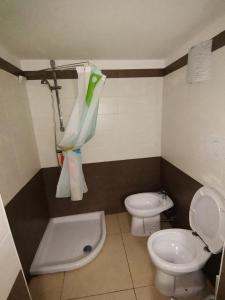 新福卡Appartamento SeaLife的一间带卫生间和坐浴盆的浴室