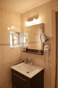 伯格恩特尔布里特B&B Brakke Berg的一间带水槽和镜子的浴室