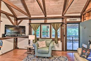 NewlandNewland Cottage 3 Miles to Grandfather Mtn Park!的客厅设有木制天花板、电视和椅子