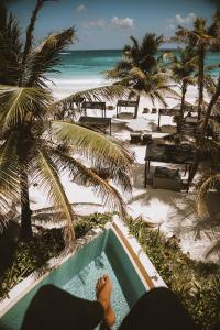 图卢姆Hotel Ma'xanab Tulum的享有带游泳池和海滩的度假村景色