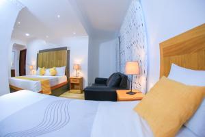 博卡奇卡Hotel Vicentina的配有一张床和一把椅子的酒店客房