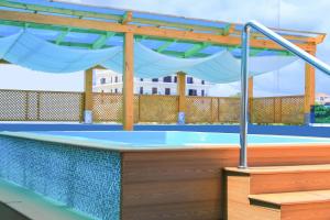 博卡奇卡Hotel Vicentina的甲板上的热水浴池,带凉棚