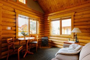 贾斯珀Miette Mountain Cabins的小木屋内带桌子的客厅