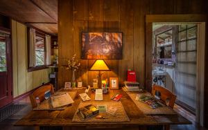 沃尔卡诺Crater Rim Cabin的一张带椅子的木桌和一盏灯
