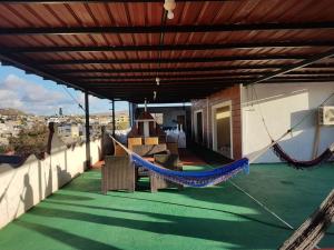 巴克里索莫雷诺港Hostal Cattleya的房屋阳台的吊床