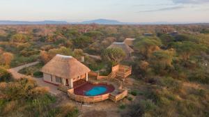 Ruaha National ParkMabata Makali Luxury Tented Camp的享有带游泳池的房屋的空中景致