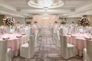 香港香港朗廷酒店的宴会厅配有白色的桌椅