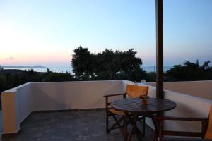 Agia Irini Milos加里尼酒店的美景阳台配有桌椅