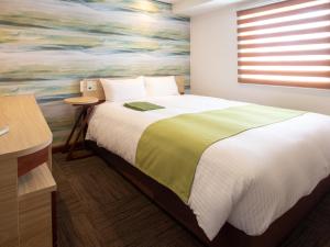 FukuroiKuretake Inn Premium Fukuroi Ekimae的一间卧室配有一张壁画床
