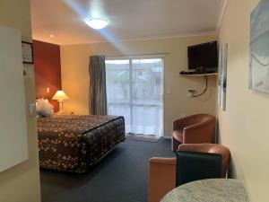 皮克顿Aldan Lodge的酒店客房设有床和窗户。