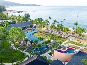 蔻立​考拉拉弗洛拉度假酒店的享有带游泳池和海滩的度假村的空中景致