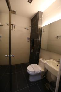 哥打丁宜Kota Heritage Hotel的一间带卫生间和水槽的浴室
