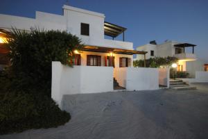 Agia Irini Milos加里尼酒店的享有夜景的大型白色房屋