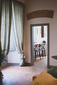 佛罗伦萨Del Giglio's Luxury apartment in Piazza della Signoria的一间设有门的房间和一间用餐室