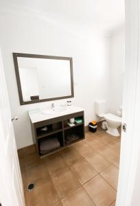 库努纳拉The Kimberley Grande Resort的一间带水槽和卫生间的浴室