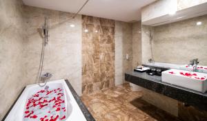 岘港岘港芒青大酒店的带浴缸和盥洗盆的浴室