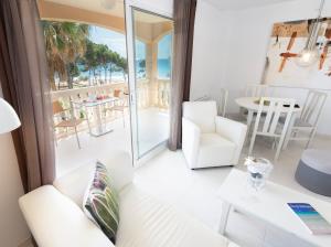 坎亚梅尔Oros de la Mar Bl. III 1A的客厅配有白色家具,享有海景。