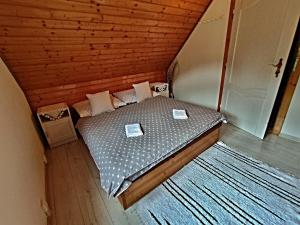 利托斯基简Chata Bačova skala的一间小卧室,阁楼上配有一张床