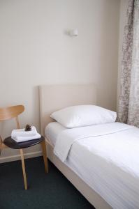 拉脱维亚Pine Resort的配有一张桌子和一把椅子的客房内的两张床