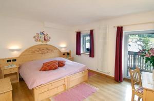 圣马蒂诺-迪卡斯特罗扎米拉蒙缇公园酒店的一间卧室配有一张床、一张书桌和一个窗户。