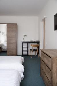 拉脱维亚Pine Resort的酒店客房配有两张床和一张书桌