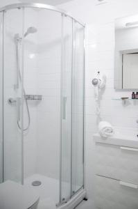 拉脱维亚Pine Resort的浴室设有玻璃淋浴间和卫生间