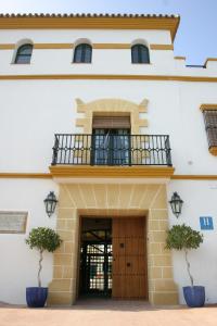 阿尔科斯-德拉弗龙特拉莫林内拉旅馆的一座带木门和阳台的建筑