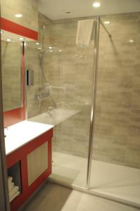 坎特赞Hotel Au Parc des Cigognes的带淋浴和盥洗盆的浴室