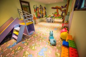 礁溪若水温泉旅馆的儿童游戏室,地板上设有玩具迷宫
