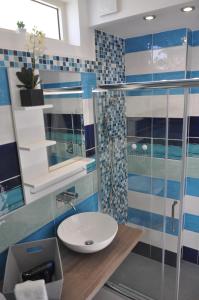 波西塔诺Casa Roberta的一间带水槽和玻璃淋浴的浴室
