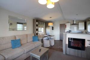 Edinburgh - Seton Sands-Cameo Caravan-Pet Friendly的厨房或小厨房